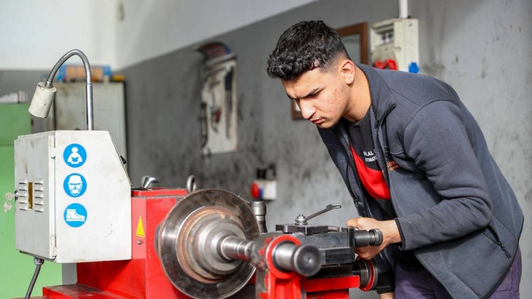 Patlamada kolunu ve bacağını kaybetti, yüzme ve karateyle yaşama bağlandı 3